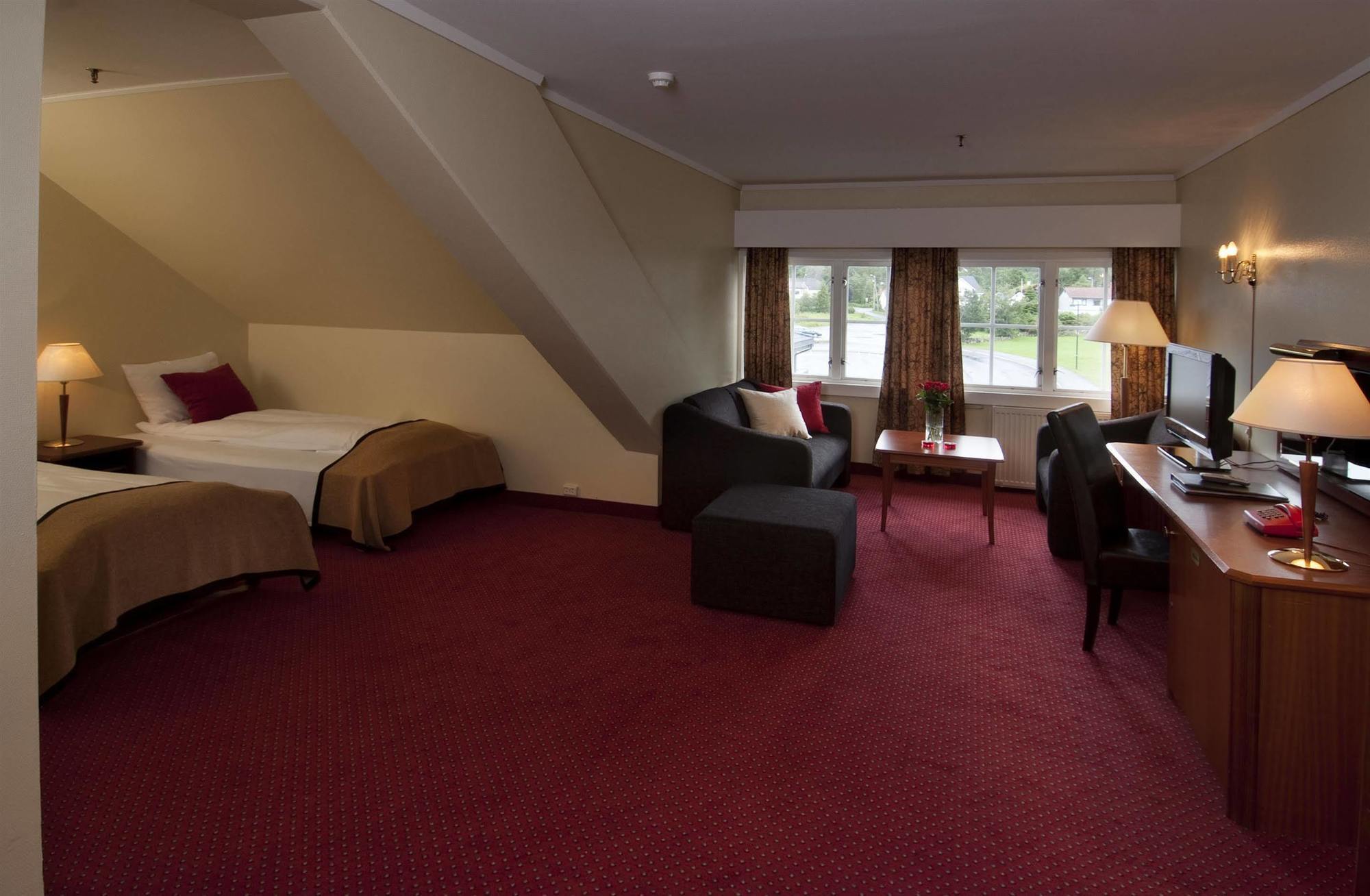 Thon Partner Hotel Baronen Олесун Екстериор снимка